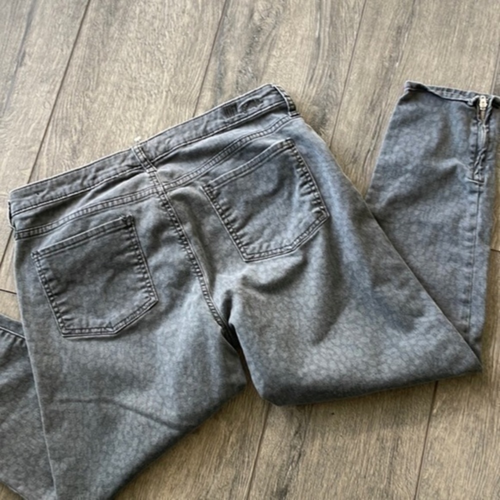 Kut from the Kloth jeans animal print gray size 12 cropped